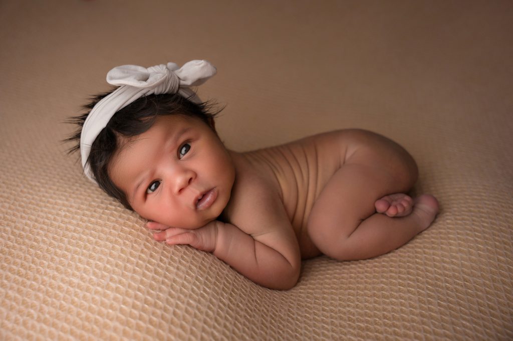 baby-fotoshoot-haarbandje-kijken-naar-kamera