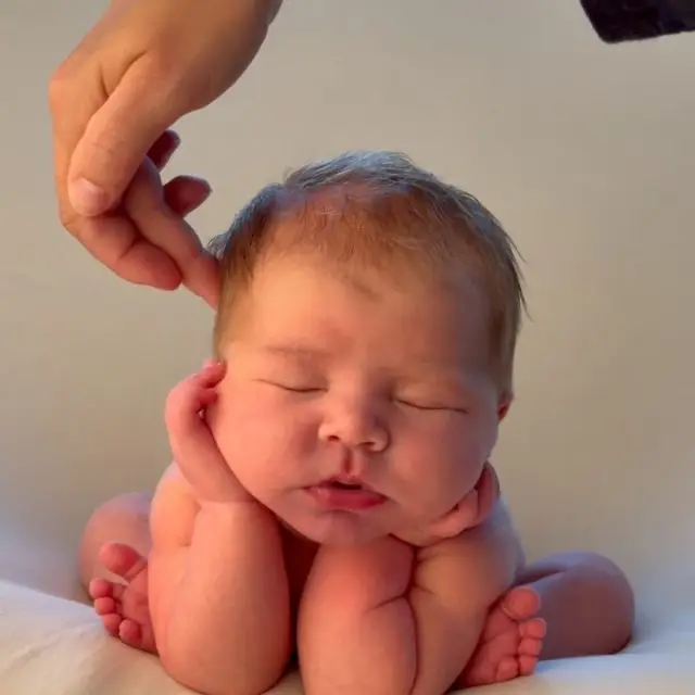 Telt Mama zijn als Hobby? 

&ldquo;Heb je naast fotografie ook nog werk?&rdquo;
Nee.
Alleen een fulltime fotostudio,
een volledig huishouden,
twee ZONEN die altijd eten zoeken,
10 wassen per week
en de altijd terug kerende dagelijkse vraag:

&lsquo;Mam, wat eten we vandaag?&rsquo; 😭🤣

Dus nee, fotografie is niet mijn hobby...
Mijn hobby is vijf minuten op de bank zitten en doen alsof niemand weet dat ik thuis ben 😝🤣🤣🤣