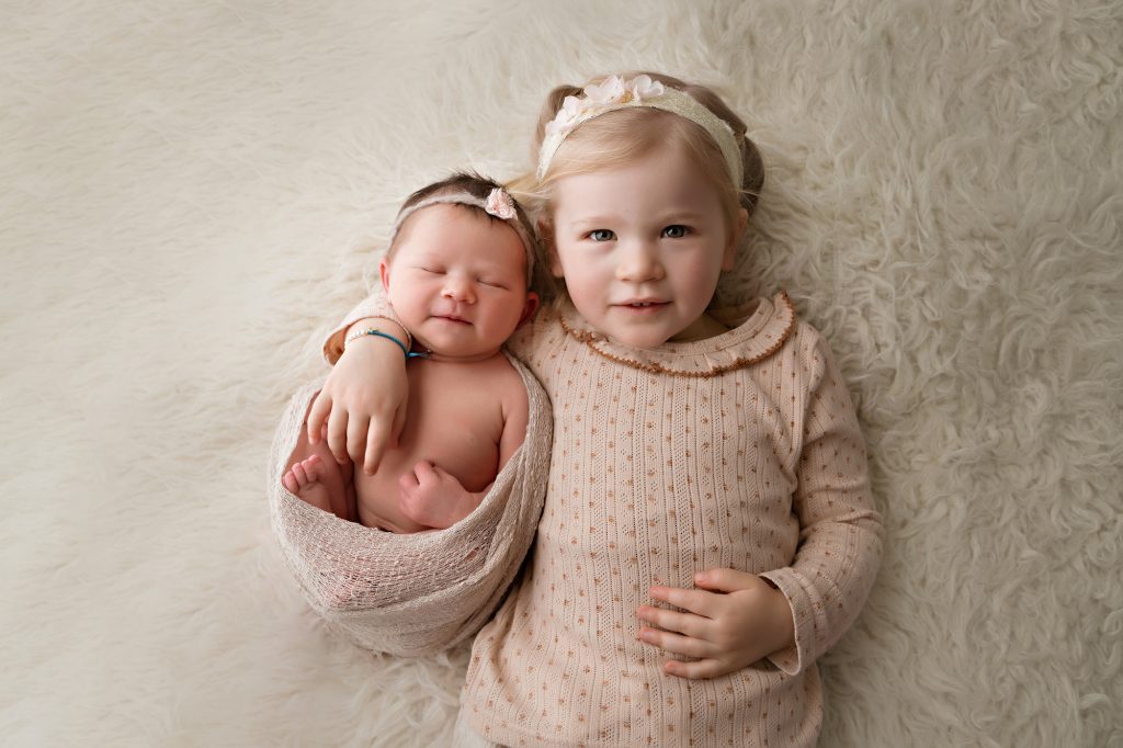 Blije baby tijdens professionele fotoshoot