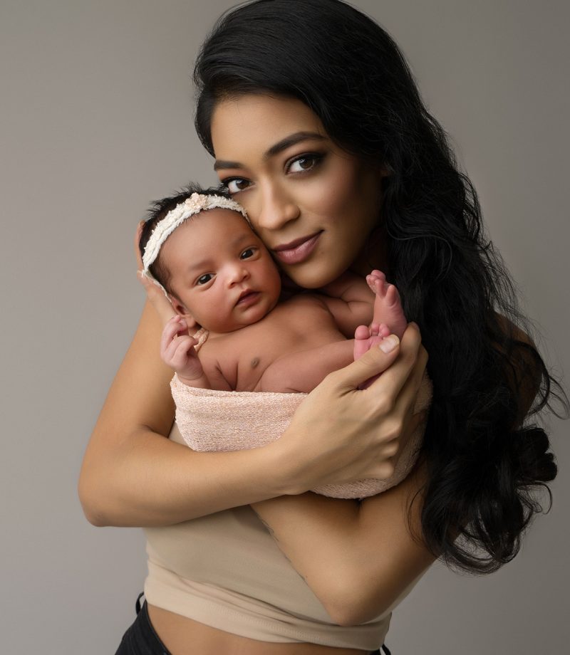 Tederheid en liefde tijdens baby fotosessie